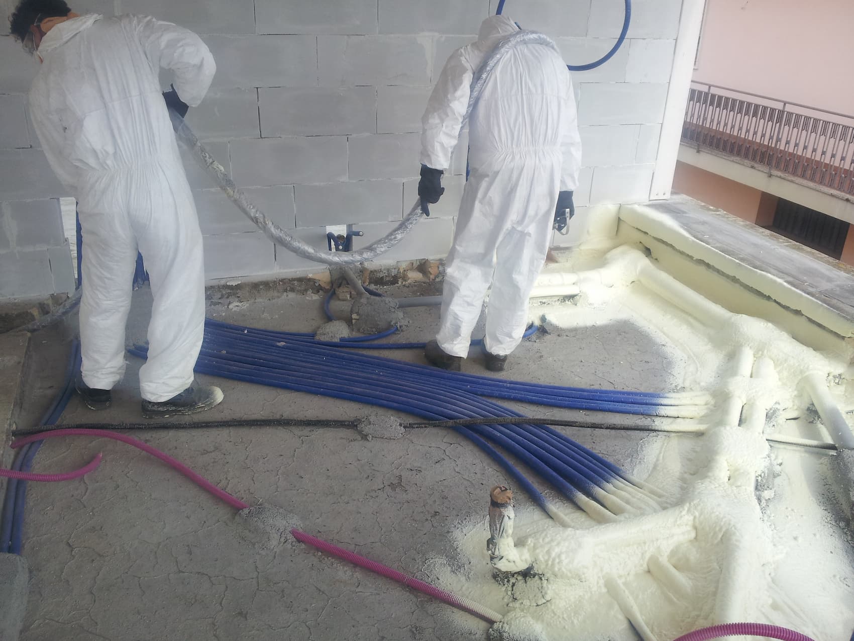 Coibentazione con poliuretano a spruzzo a pavimento (2)